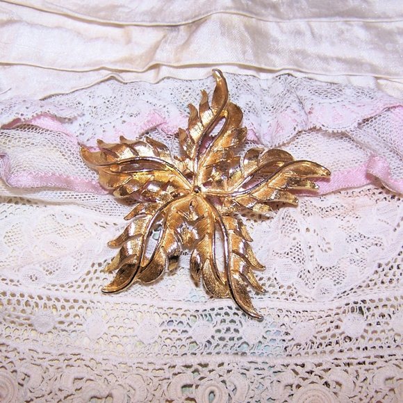 Designer Signed Torino Yellow Gold Tone Metal Pin Brooch - Leafy Starfish - Picture 2 of 8